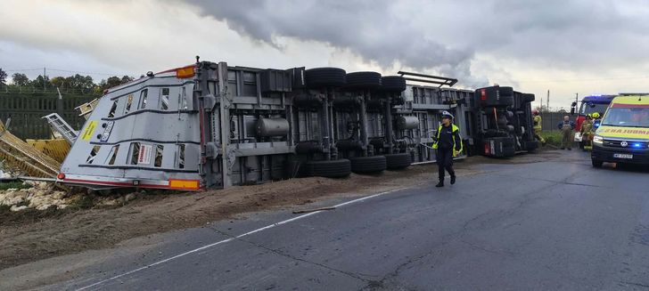 Ciężarówka przewożąca żywy inwentarz w rowie. Kierowca trafił do szpitala