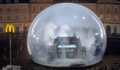 McDonald’s w ogromnej śnieżnej kuli promuje Burger Drwala (wideo)