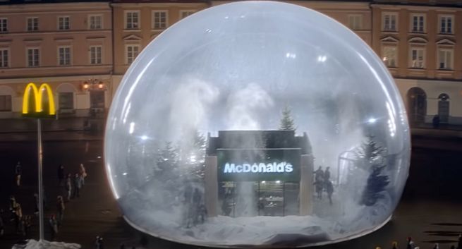 McDonald’s w ogromnej śnieżnej kuli promuje Burger Drwala (wideo)