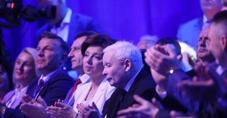 800 zł na każde dziecko. Ile faktycznie dostanie z tego rodzic, a ile państwo?