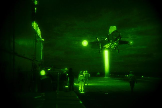 Lądowanie F-35B Lighting II na pokładzie USS America podczas nocnych operacji lotniczych 26 czerwca 2021 r.
