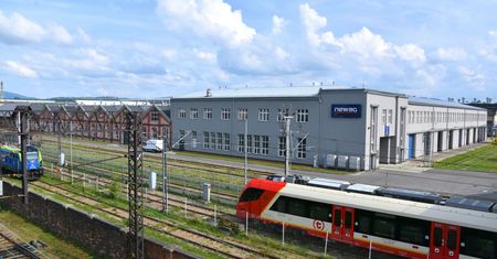 Zagadkowe "awarie" w pociągach Newagu. Policja weszła do siedziby firmy