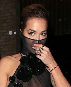 Rita Ora bryluje na imprezie "Vogue'a" w całkowicie prześwitującej kreacji