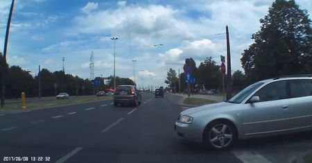 O włos od wypadku. Bezczelne wymuszenie pierwszeństwa na ul. Mełgiewskiej