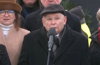 Incydent przed pomnikiem smoleńskim. Krzyki w stronę PiS-u, Kaczyński zaczął przemawiać