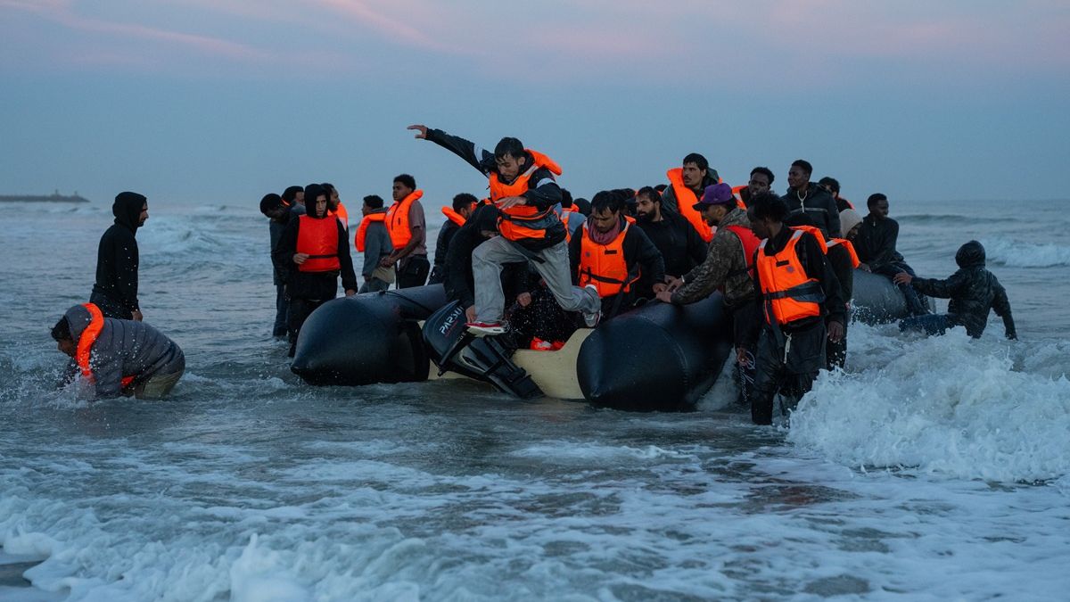 Migranci przedostają się do Wielkiej Brytanii drogą morską.