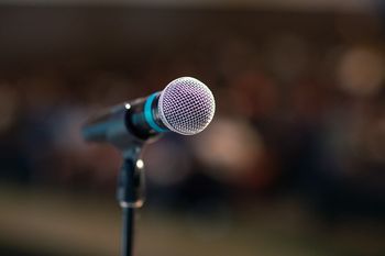 Wyjątkowy koncert z okazji Dnia Matki w Kielcach. Wojewódzki Dom Kultury wypełnił się muzyką i życzeniami