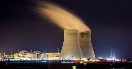 Elektrownia jądrowa w Polsce. Kto ją wybuduje i jak Rosja może włożyć kij w szprychy?