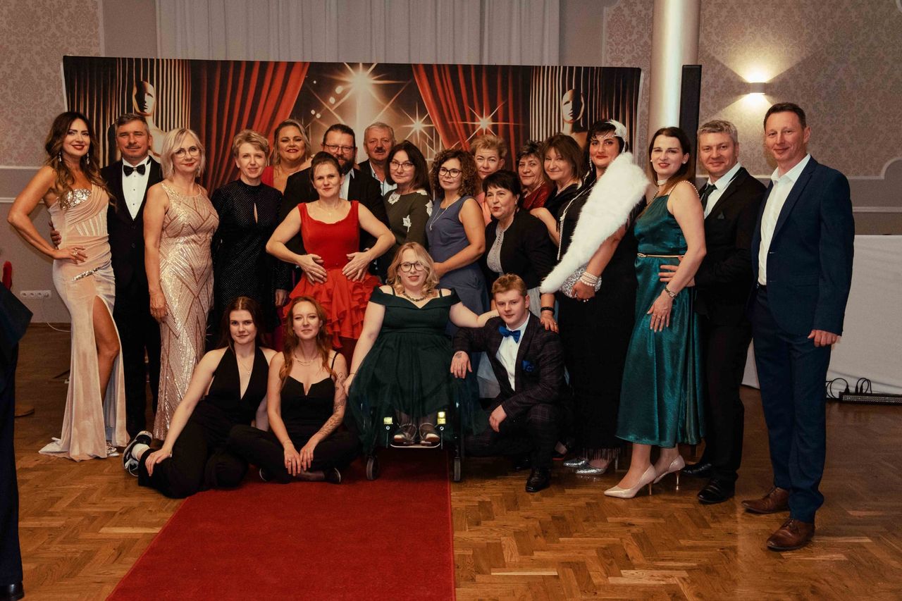 Liczący ponad 2000 mieszkańców Osiek nad Wisłą ma własną grupę artystyczną. Ci artyści są niesamowici!