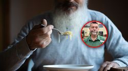 Objawy demencji mogą ujawnić się przy stole. Zwróć uwagę na jedzenie