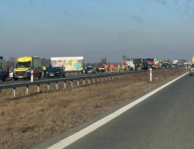 Zderzenie pojazdów i pożar dwóch samochodów. Kolejne utrudnienia w ruchu na S17 (wideo)
