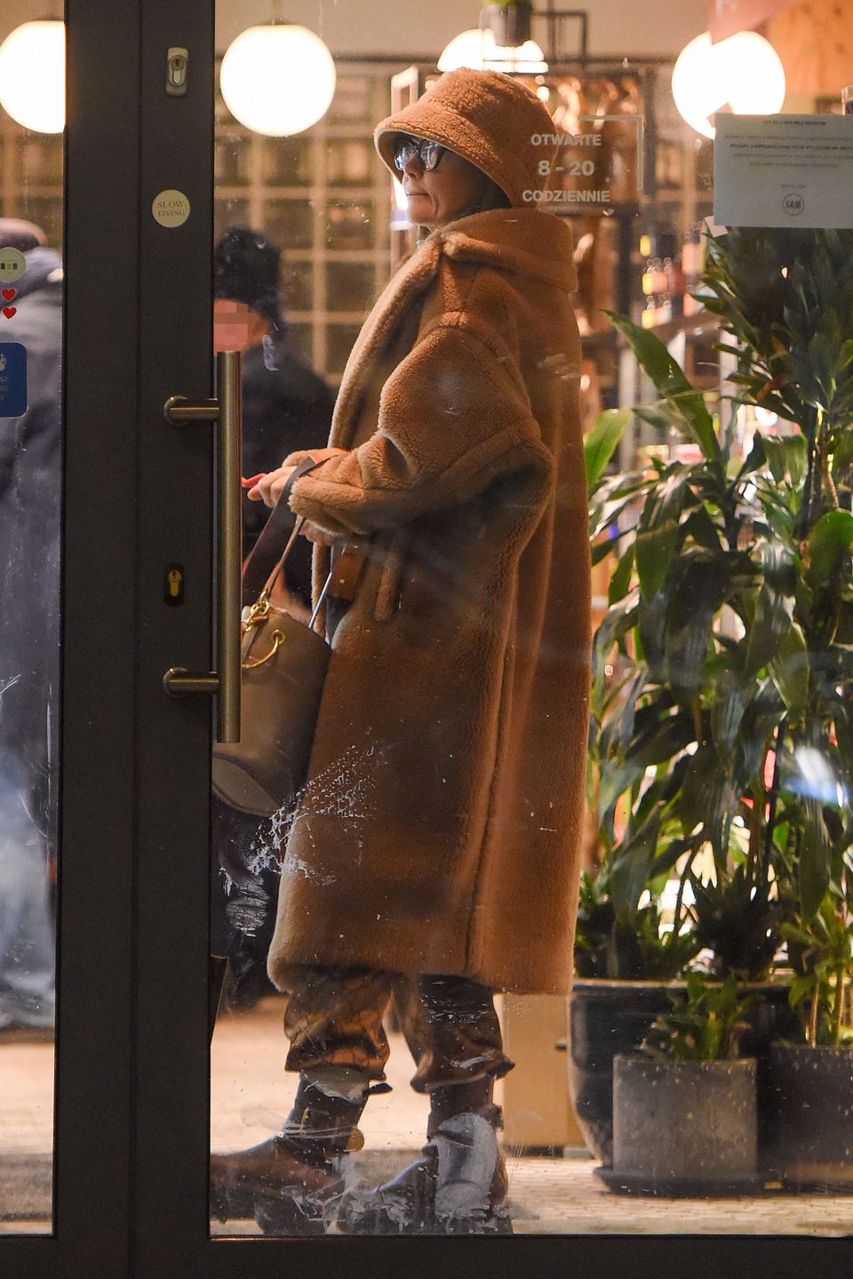 Wystylizowana Kinga Rusin robi rundkę po mieście