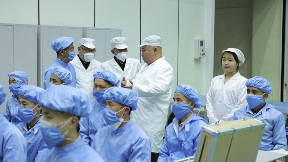 Przywódca Korei Północnej Kim Dzong Un wraz z dziesięcioletnią córką Kim Ju-ae odwiedzili laboratoria, w których trwają przygotowania do wystrzelenia na orbitę kosmicznego satelity rozpoznawczego 