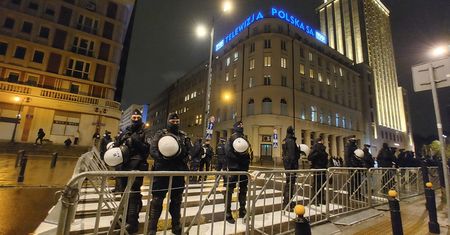Telewizja Polska pod obstawą policji. Bali się ataku?