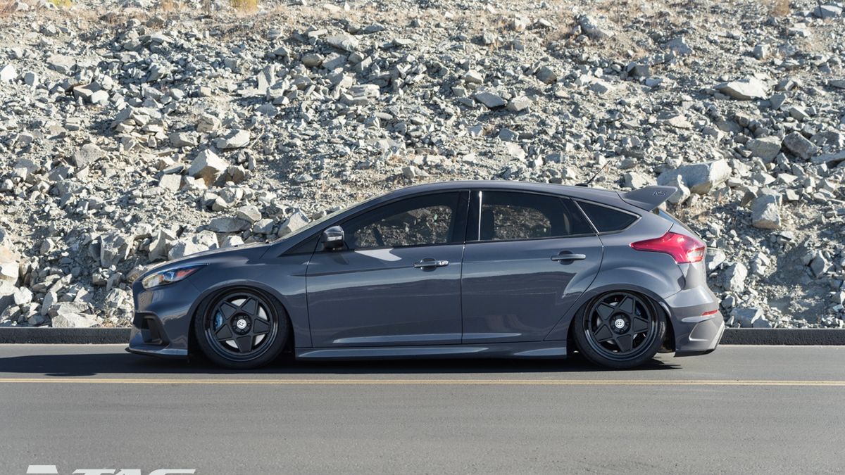 Znamy obniżone Porsche i Ferrari, które wyglądają doskonale, ale to są samochody stworzone do jazdy po torze. Niech będzie. W przypadku Forda Focusa RS mamy do czynienia z wszechstronnym autem sportowym, które równie dobrze czuje się na torze asfaltowym jak i szutrowym. Powiedzmy, że obniżenie zawieszenia można przełknąć, ale do pewnego stopnia. Właściciel tego egzemplarza zwyczajnie przegiął...