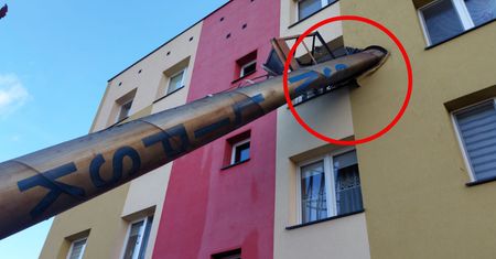 Stalowy komin złamany w pół. Wbił się w okno mieszkania w bloku