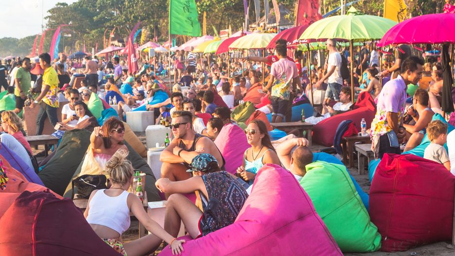 Tłum imprezowiczów na plaży Bali 