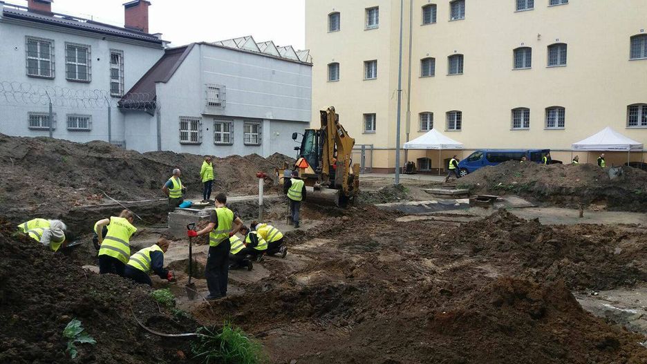 Warszawa. Trwają prace na terenie więzienia przy Rakowieckiej. Badacze liczą na to, że uda się odnaleźć szczątki rotmistrza Pileckiego w rocznicę jego śmierci. Wyrok na nim został wykonany  25 maja 1948 roku