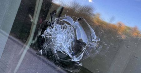 Ktoś strzelał w drzwi lokalu usługowego! Niebezpieczny incydent na Sławinie, policja zabezpieczyła ślady | ZDJĘCIA