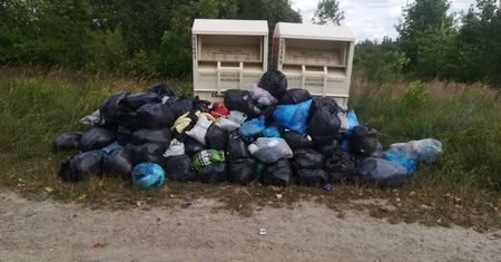 Ktoś podrzuca śmieci pod kontenery z odzieżą PCK Lublin