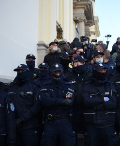 Protesty w Warszawie. Wniosek o areszt dla 25-latki, która zraniła policjanta racą