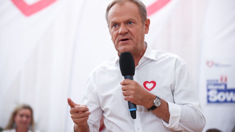 Chrzanów, 13.10.2023. Kampania wyborcza do parlamentu 2023. Przewodniczący Platformy Obywatelskiej Donald Tusk podczas spotkania z mieszkańcami w Chrzanowie, 13 bm. (mr) PAP/Łukasz Gągulski
