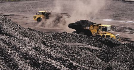 Robi się nerwowo. Niektóre gminy chcą wrócić do palenia węglem. A to może oznaczać brak pieniędzy