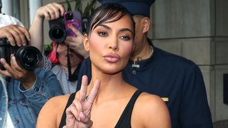 Kim Kardashian wdzięczy się przed lustrem w BARDZO SKĄPYM bikini (FOTO)