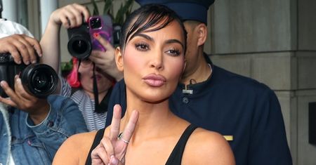 Kim Kardashian wdzięczy się przed lustrem w BARDZO SKĄPYM bikini (FOTO)