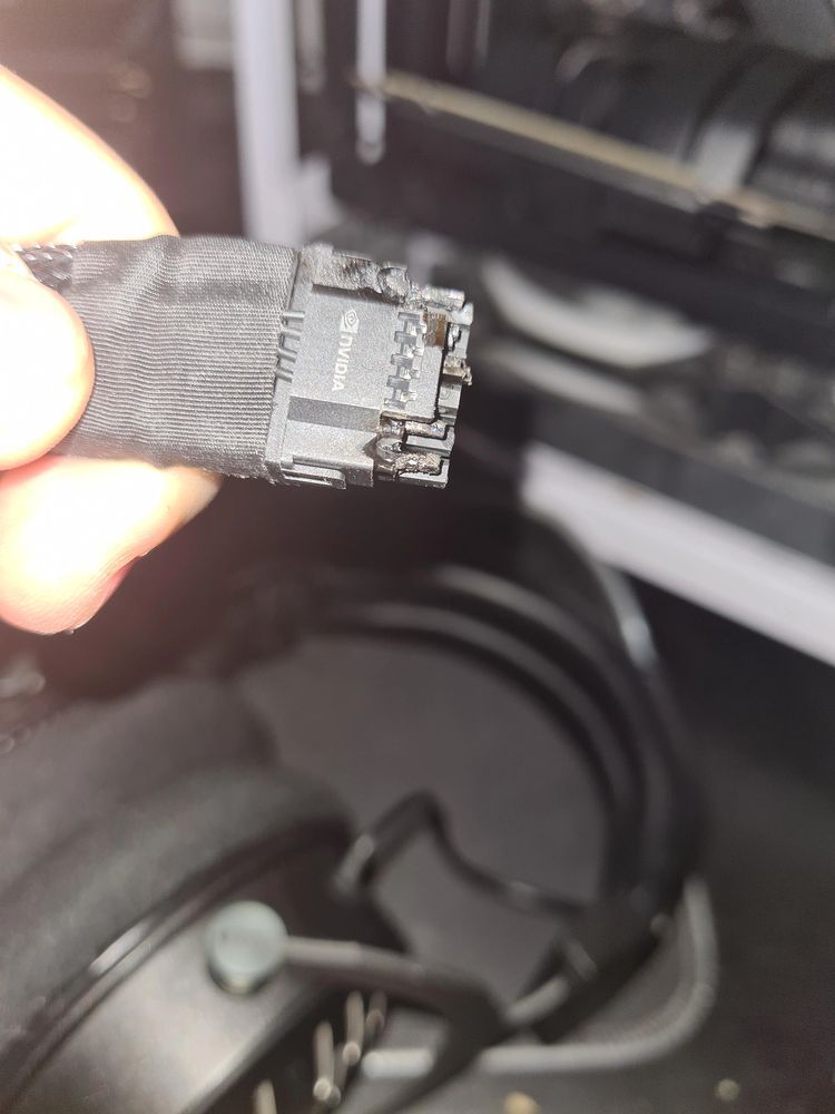 GeForce RTX 4090 - spalone złącze zasilania