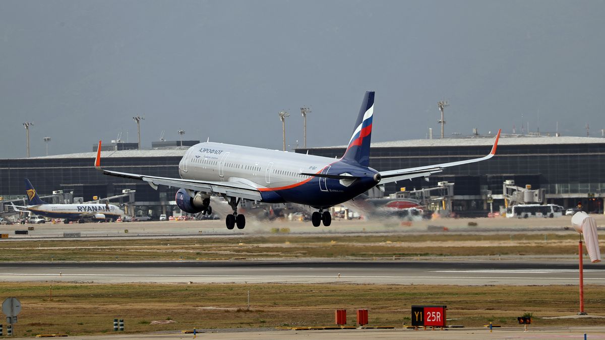 Airbus A321, from russian Aeroflot company, getting ready to land at Barcelona airport, in Barcelona on 25th february 2022. 
 -- (Photo by Urbanandsport/NurPhoto via Getty Images)