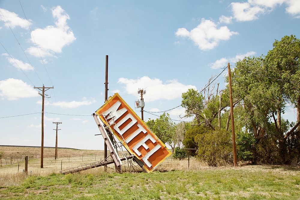 „Americana” Garroda Kirkwooda to minimalistyczny obraz wyluzowanej Kalifornii 13