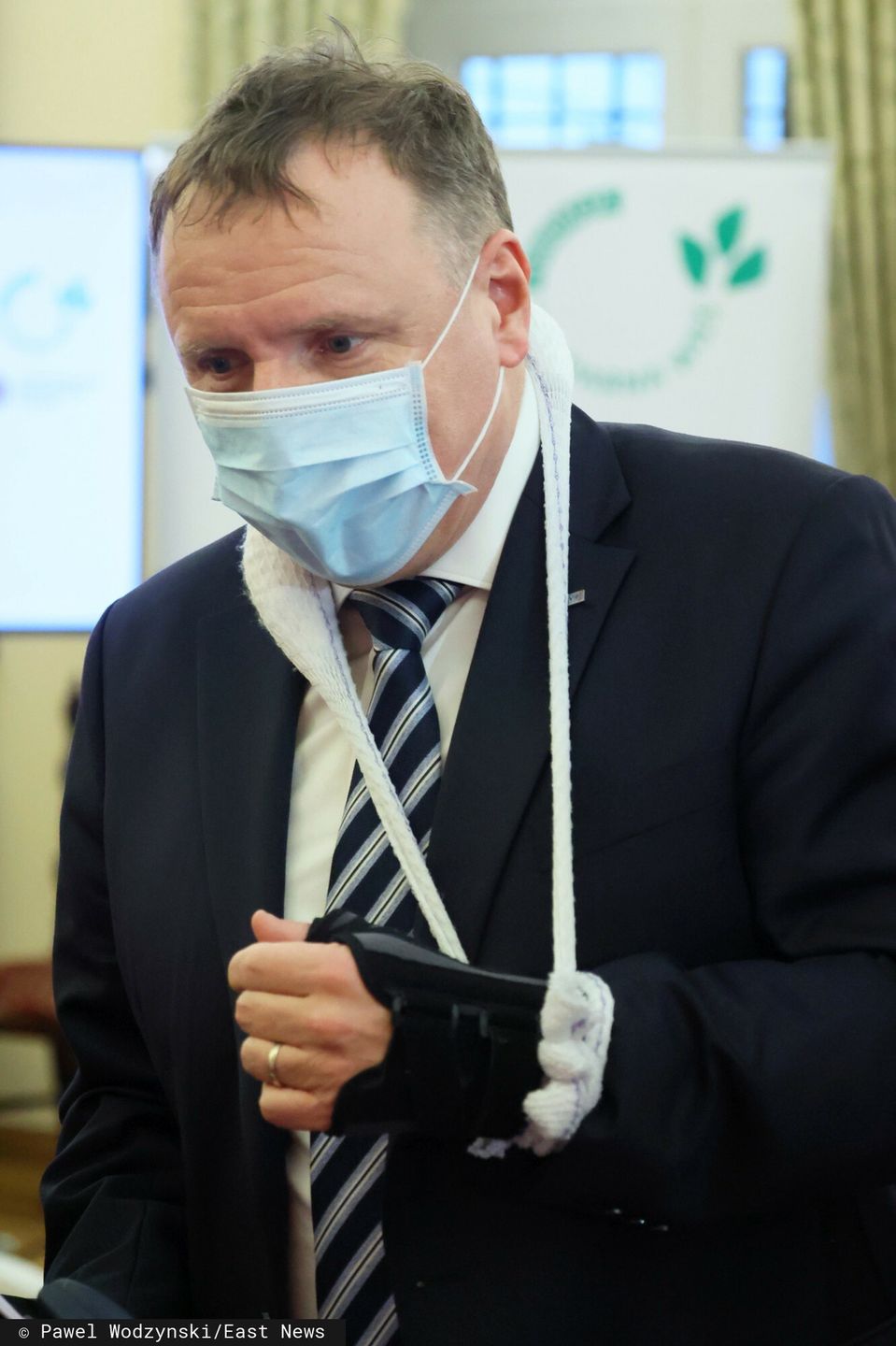 Jacek Kurski z ręką na temblaku