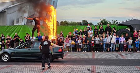Ogień, dym i adrenalina – kaskaderskie show we Włocławku rozgrzało publiczność