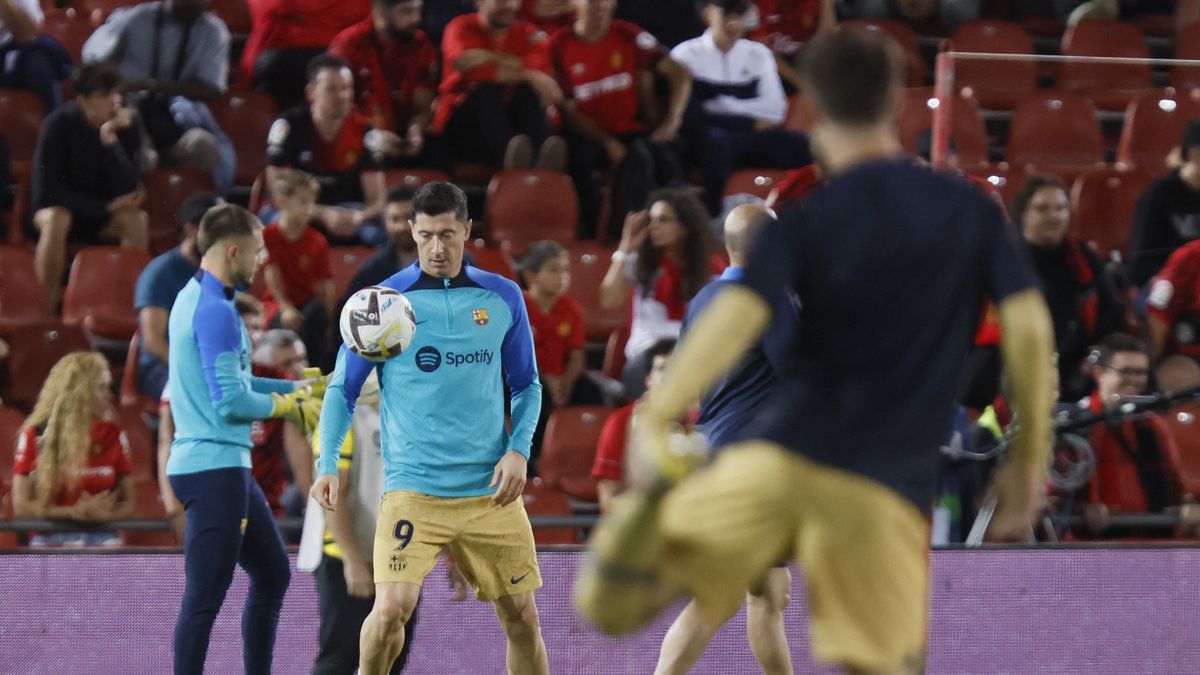 FC Barcelona's Polish striker Robert Lewandowski warms up ahead of the Spanish LaLiga soccer match between RCD Mallorca and FC Barcelona at Son Moix stadium in Palma, Balearic Islands, Spain, 01 October 2022. EPA/CATI CLADERA Dostawca: PAP/EPA.