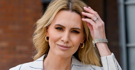 Agnieszka Hyży wygrzewa się nad basenem w bikini: "Naga prawda. BOCZKI FOCZKI" (FOTO)