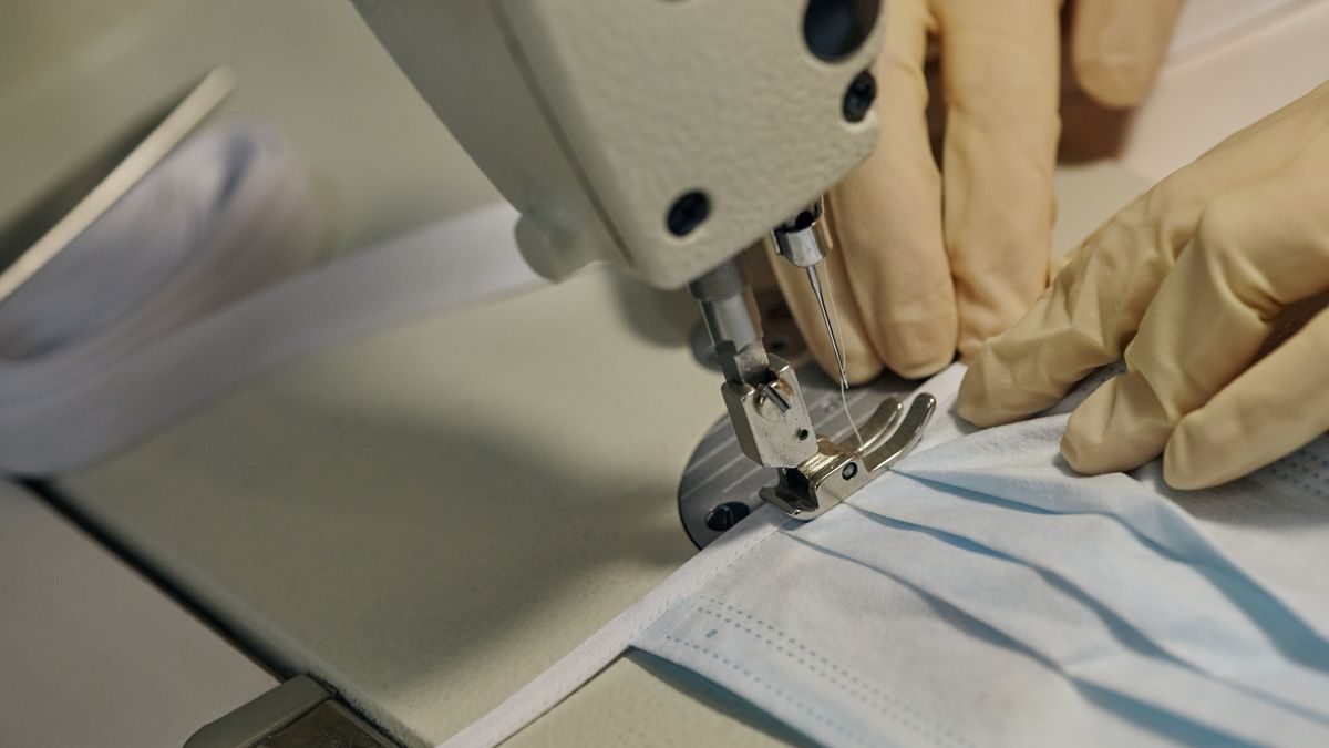 Zamówienia na maseczki podobno są, pracowniczka mówi o innym problemie