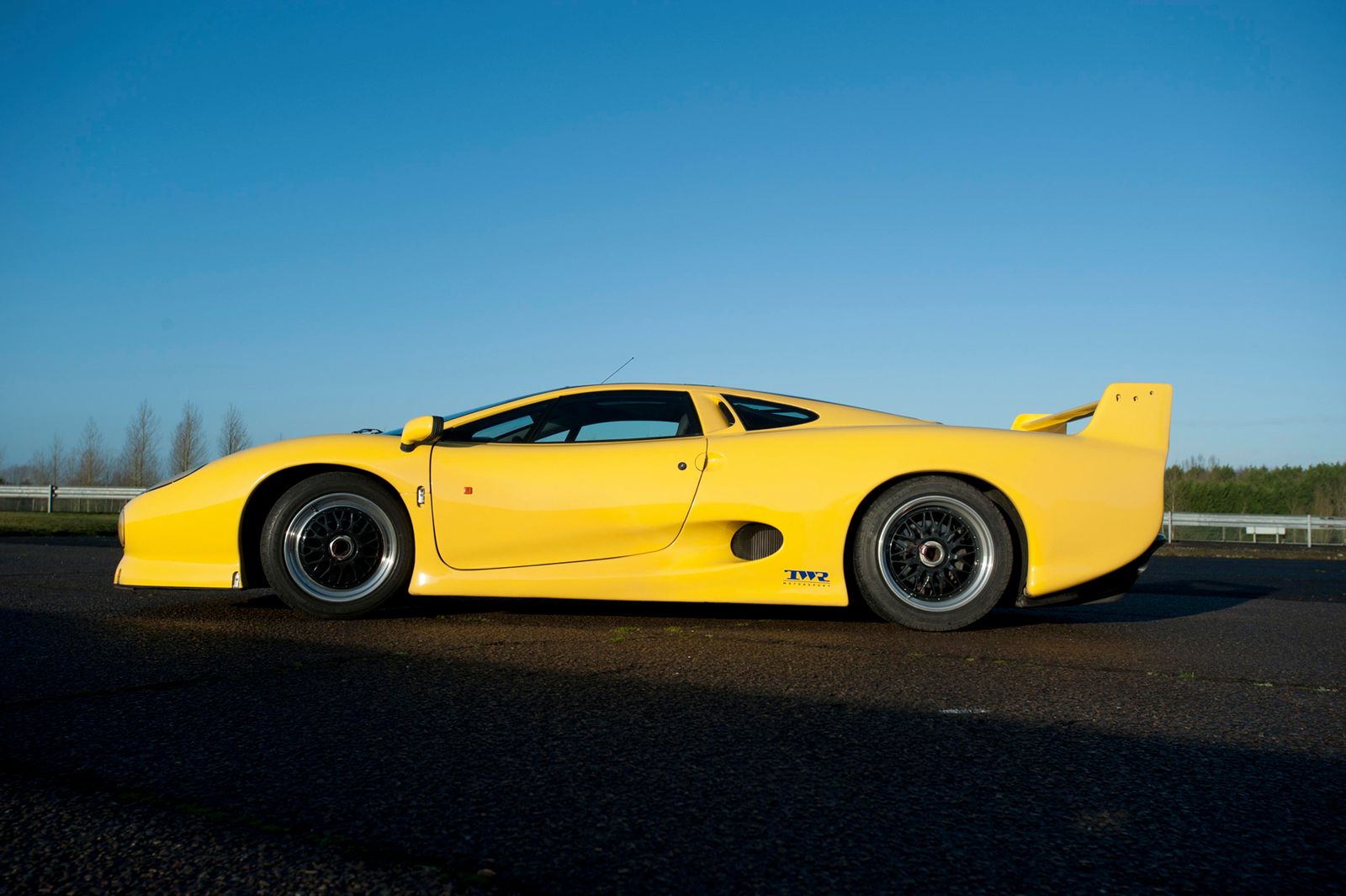 Legenda lat 90.: Jaguar XJ220 [galeria zdjęć] 13