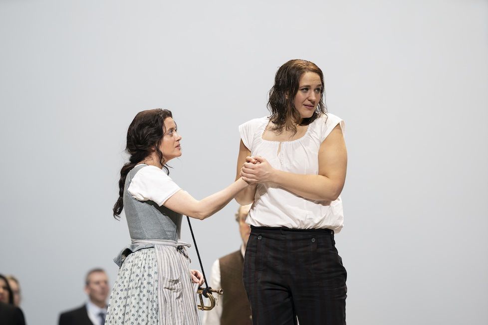 Amanda Forsythe (Marcelina) and Lise Davidsen (Leonora) w "Fidelio" w Londynie © 2020 Bill Cooper