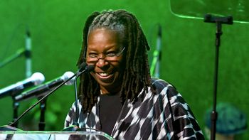 Najsłynniejsza "zakonnica w przebraniu". Whoopi Goldberg kończy 70 lat. Tak wyglądała w młodości