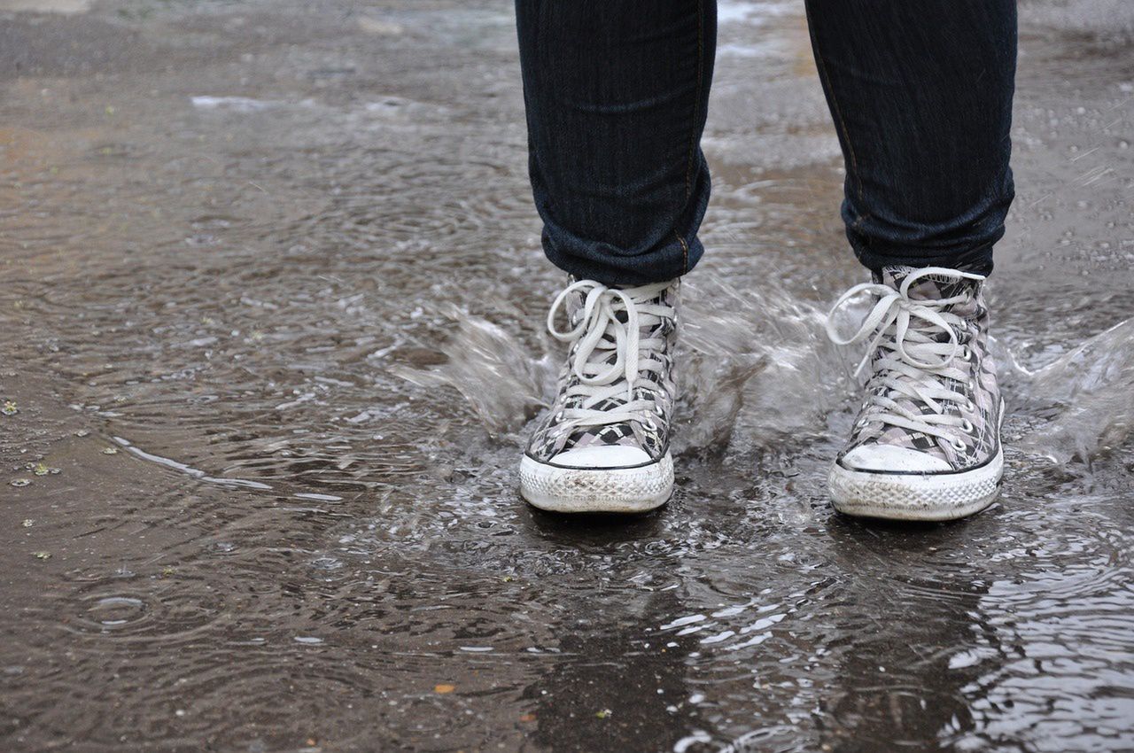 Jak wysuszyć buty po deszczu? Genialny patent. 5 minut i po problemie