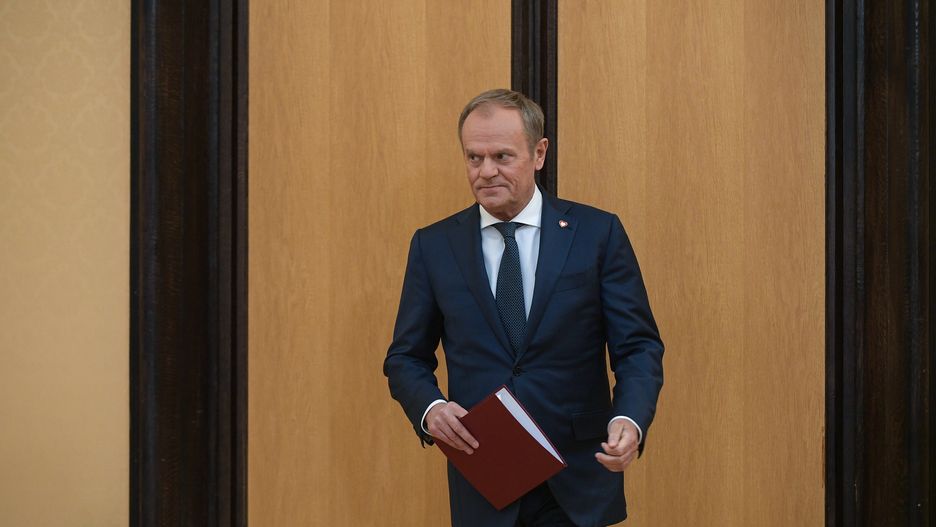 Warszawa, 16.04.2024. Premier Donald Tusk w drodze na konferencję prasową po posiedzeniu rządu w siedzibie KPRM w Warszawie, 16 bm. (amb) PAP/Marcin Obara
