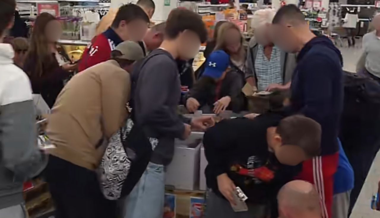 Punkt 12:00. Sceny w Auchan. Mieli jeden cel