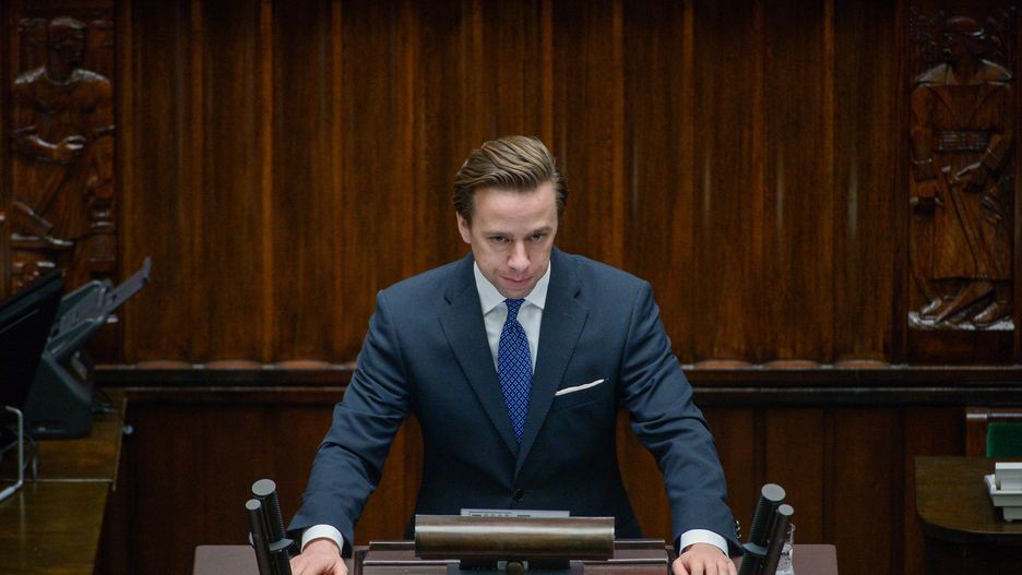 Warszawa, 12.12.2023. Poseł Konfederacji Krzysztof Bosak na sali obrad Sejmu w Warszawie, 12 bm. Premier Donald Tusk zaprezentował w Sejmie program działania oraz skład gabinetu, wraz z wnioskiem w sprawie wyboru Rady Ministrów. (amb) PAP/Marcin Obara