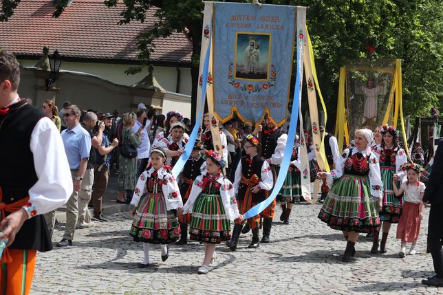 Łowicz, 03.06.2021. Procesja Bożego Ciała w Łowiczu, 3 bm. Tegoroczna procesja zorganizowana jest zgodnie z aktualnie obowiązującymi przepisami sanitarnymi. (aldg) PAP/Roman Zawistowski