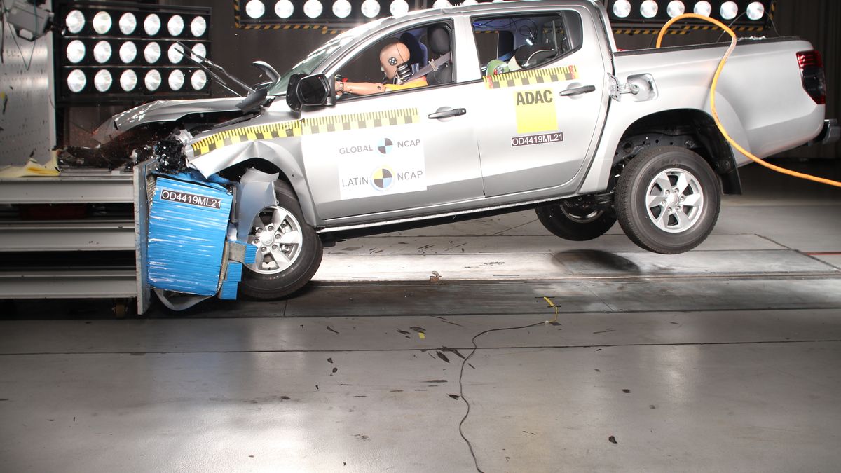 W Ameryce Łacińskiej, bazowa wersja Mitsubishi L200 nie ma choćby jednej poduszki powietrznej czy nawet napinaczy pasów bezpieczeństwa