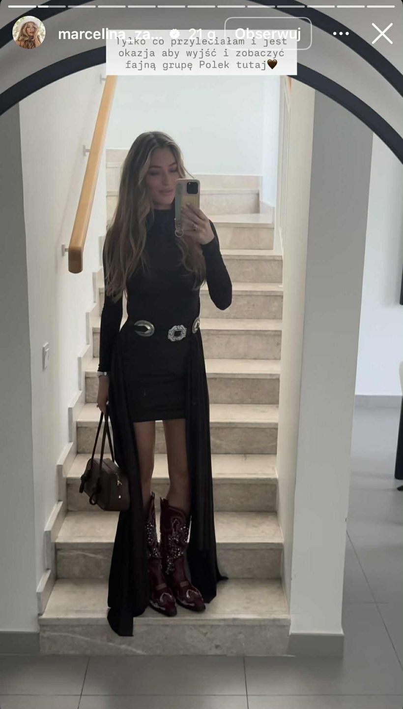Marcelina Zawadzka pozuje w brązowej sukience mini 