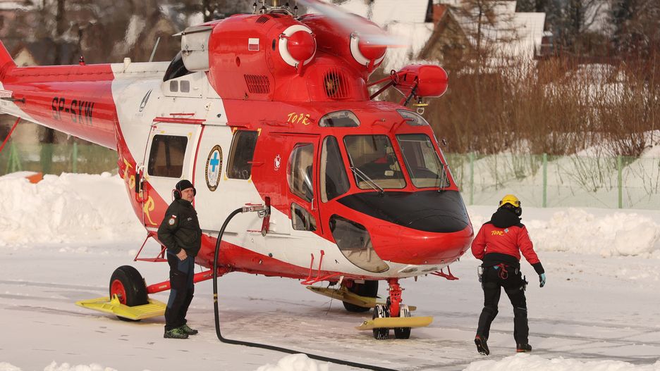 Zakopane, 28.01.2024. Ratownicy TOPR transportują poszkodowaną turystkę w Zakopanem, 28 bm. Lawina śnieżna, która w niedzielę zeszła pod Kondracką Przełęczą, przysypała jedną osobę. W Tatrach obowiązuje trzeci, znaczny stopień zagrożenia lawinowego. (sko) PAP/Grzegorz Momot ***Zdjęcie do depeszy PAP pt. Tatry/ Lawina śnieżna porwała jedną osobę; trwa akcja TOPR***