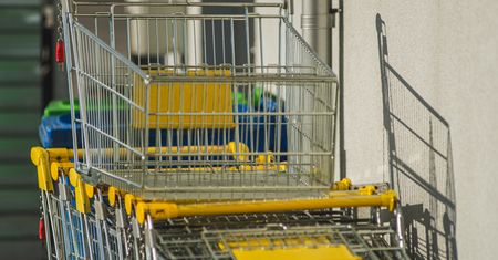 Włochy. Ślady COVID-19 w supermarketach. Posypały się kary