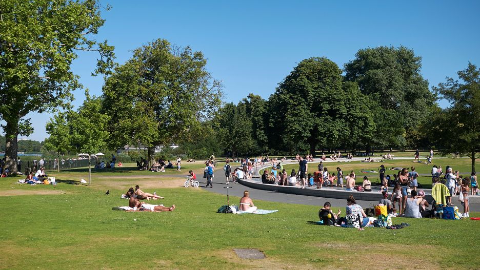 W sezonie letnim londyński Hyde Park wypełniony jest przez turystów 